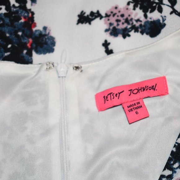 Betsey Johnson Fit & Flare Floral Dress Short Sleeve Size 6 V Neck - Picture 3 of 5